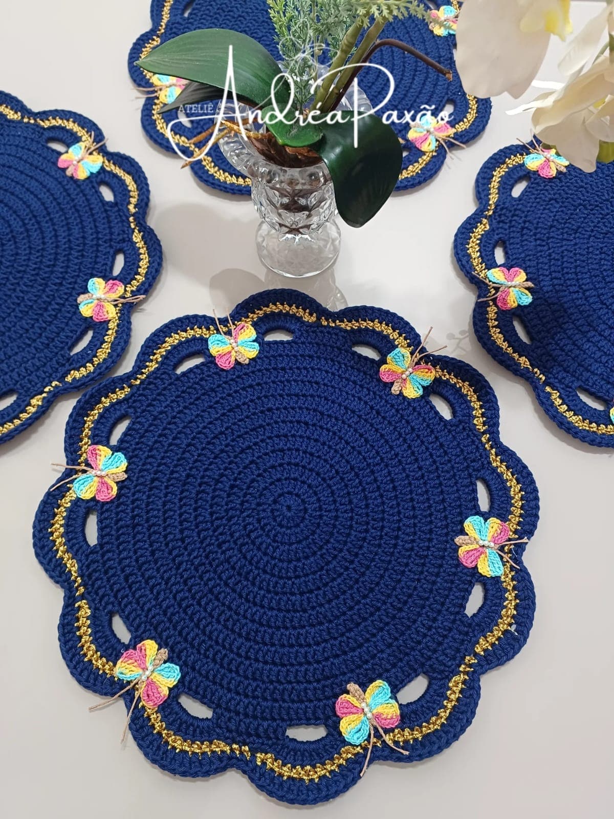 Sousplat azul com borboletas coloridas