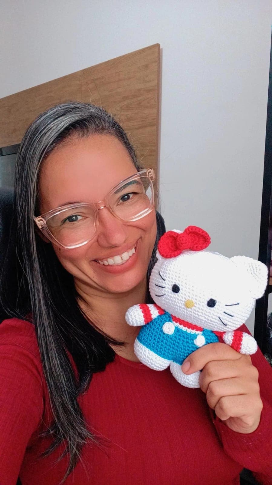 Andréa Paxão segurando um amigurumi de Hello Kitty